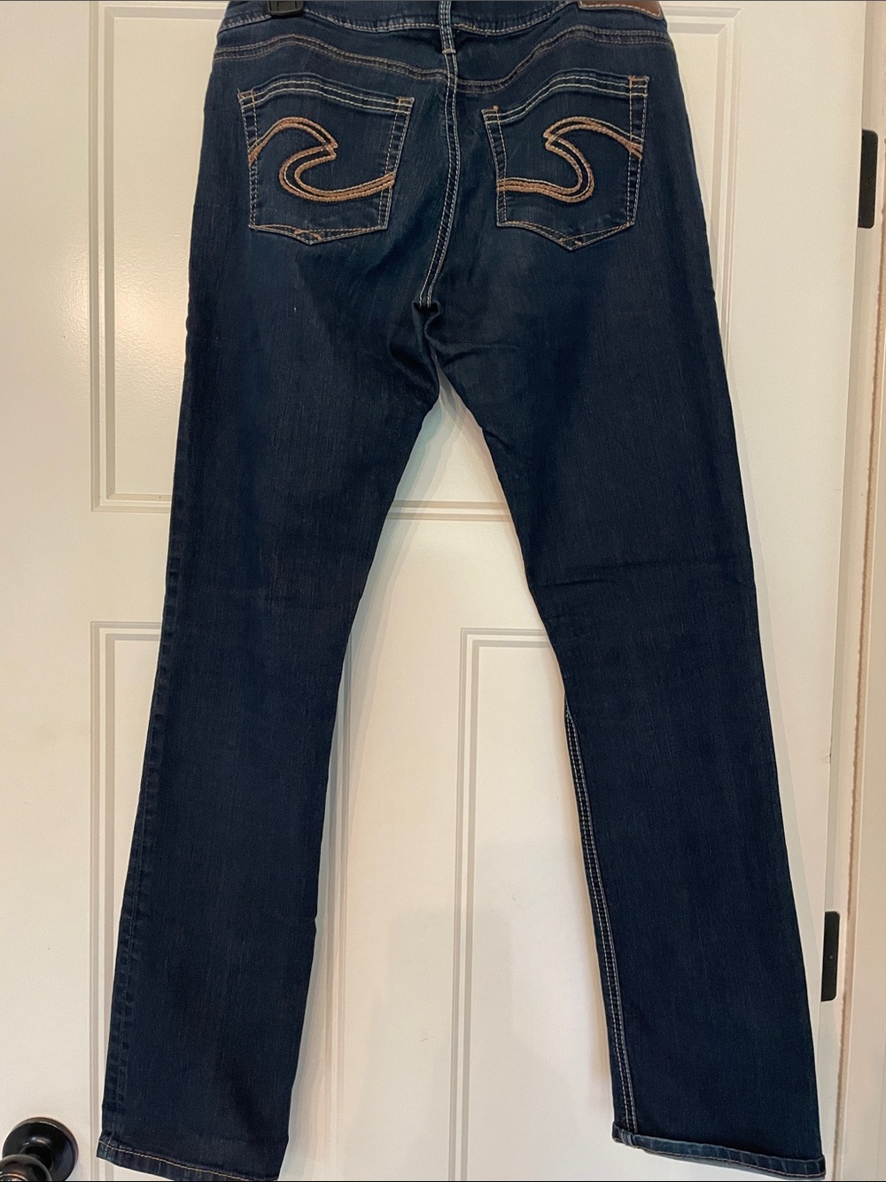 Silver Jeans Women’s Dark Blue Straight Jeans with Contrast Stitching